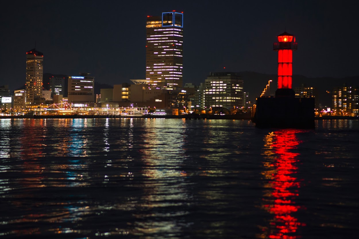 海上タクシーからの世界初ガラス灯台「せとしるべ」の夜景