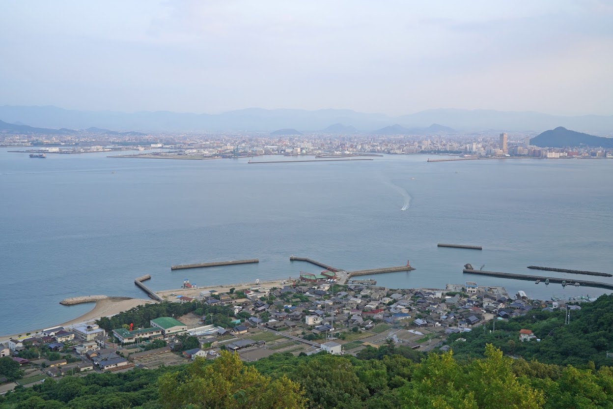 女木島の展望台がある鷲ヶ峰の山頂からの高松の街並み