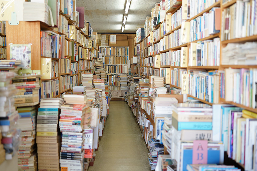 讃州堂書店は店の奥までぎっしりと整然と本が置かれている