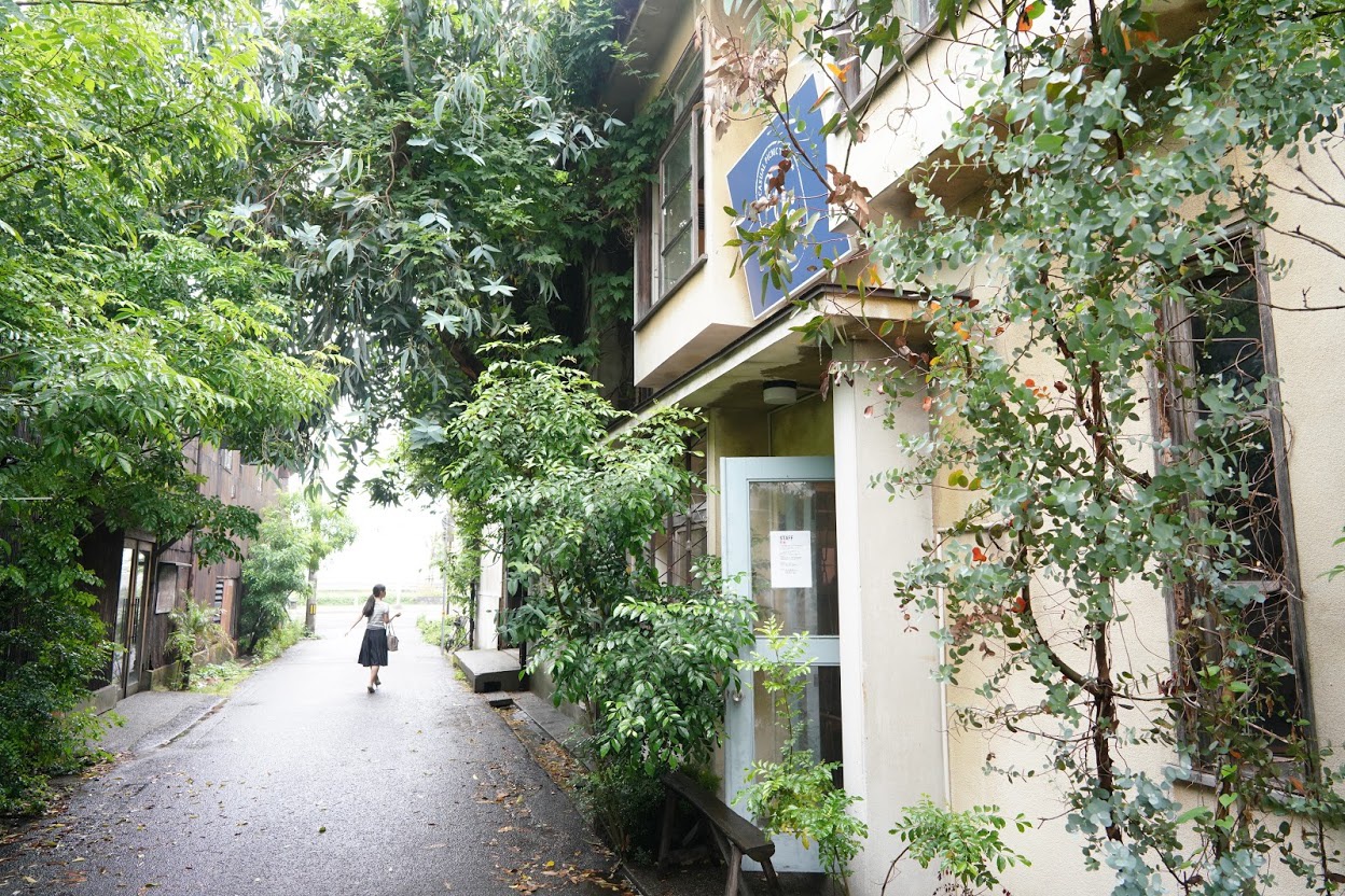 雑貨屋や飲食店が立ち並びぶ趣きある町並みがalley＝路地裏そのもの