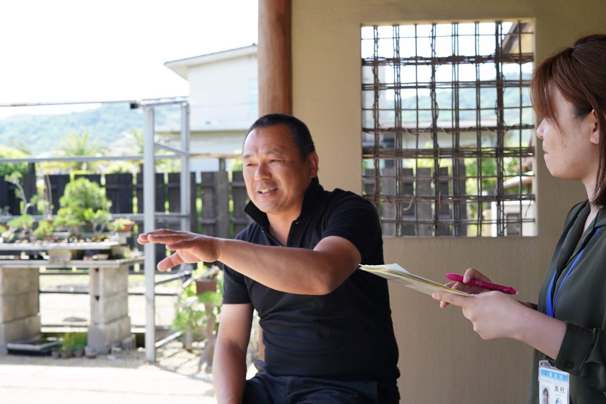 高松盆栽について笑顔で語ってくれる「中西珍松園」の五代目園主・中西陽一さん