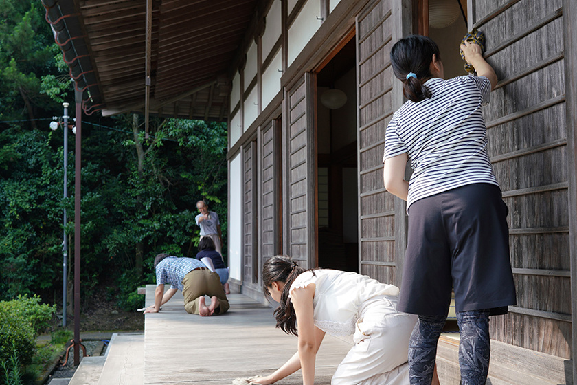 臨済宗妙心寺派の實相寺での「作務」雑巾がけも