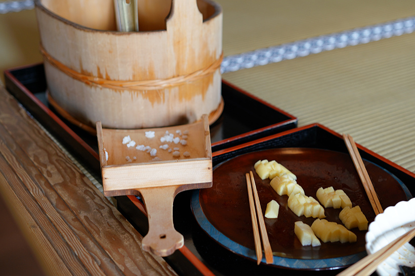 臨済宗妙心寺派の實相寺の粥座では米粒を少しずつお供えする