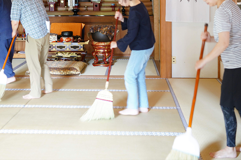 臨済宗妙心寺派の實相寺での本堂の掃除「作務」