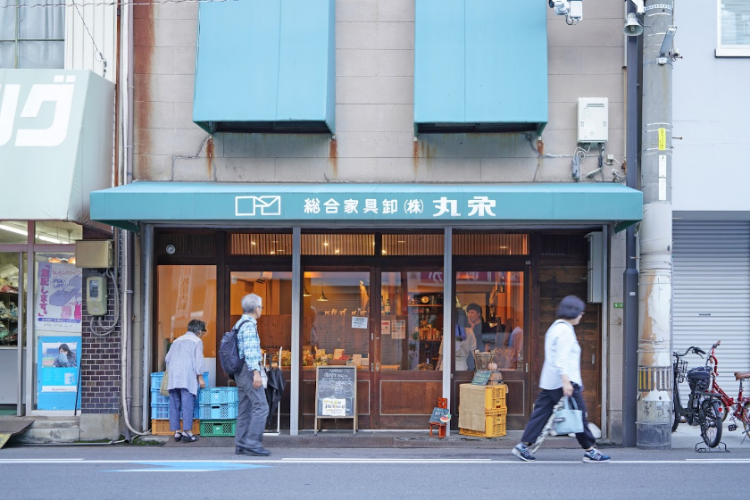 高松市中心市街地にある「藤塚マルシェ」は昼は八百屋、夜にはバーに