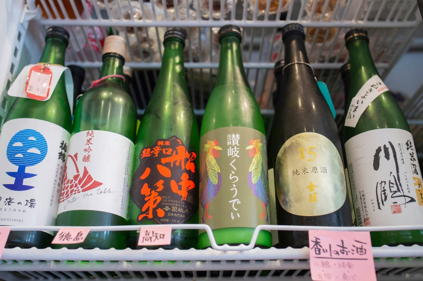 日本酒専門店 澄酒／立ち呑み部 すきまには、香川や四国のお酒も揃っている