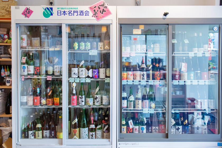 日本酒専門店 澄酒／立ち呑み部 すきまには、日本各地から厳選された銘酒がずらり