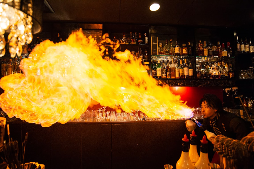 Bar&Flair Recommendではパフォーマンス付きフレアカクテルをオーダーすると、炎のダイナミックな技を堪能できる