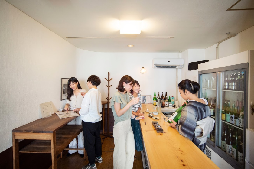 香川の地酒「凱陣」や銘酒が飲み比べできる立ち飲みバー「ことこ」