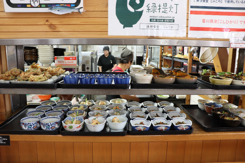 道の駅 源平の里むれ　海鮮食堂じゃこやの手作り総菜