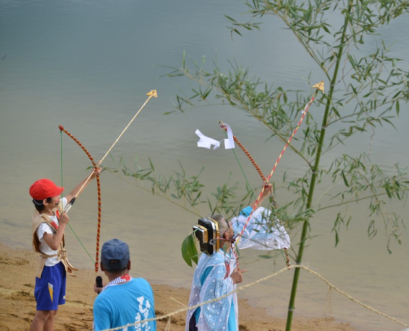 高松市指定無形民俗文化財「ひょうげ祭り」で池に放たれる魔除けの矢