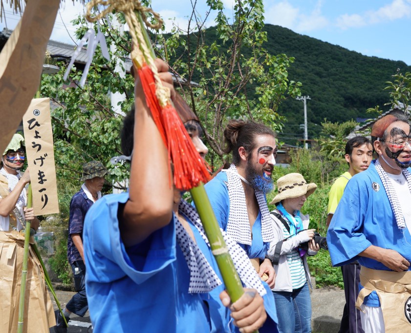 高松市指定無形民俗文化財「ひょうげ祭り」のメイク