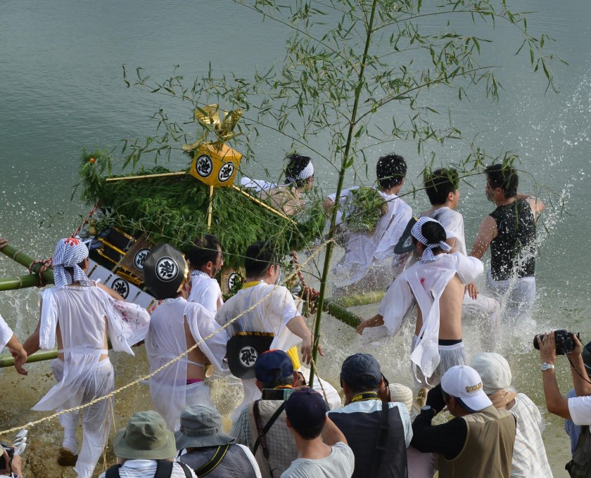 高松市指定無形民俗文化財「ひょうげ祭り」で新池に入る神輿