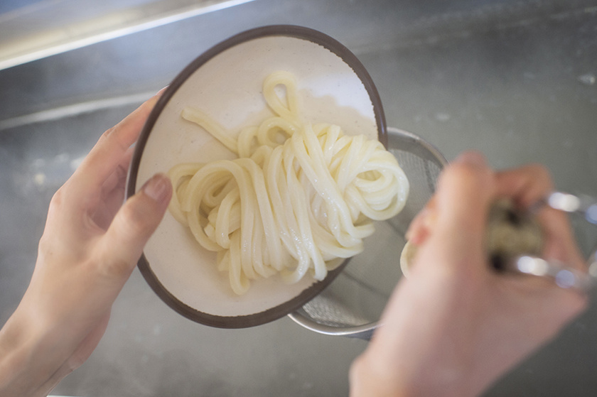 讃岐うどん「セルフうどん店」でテボで湯通しをする様子