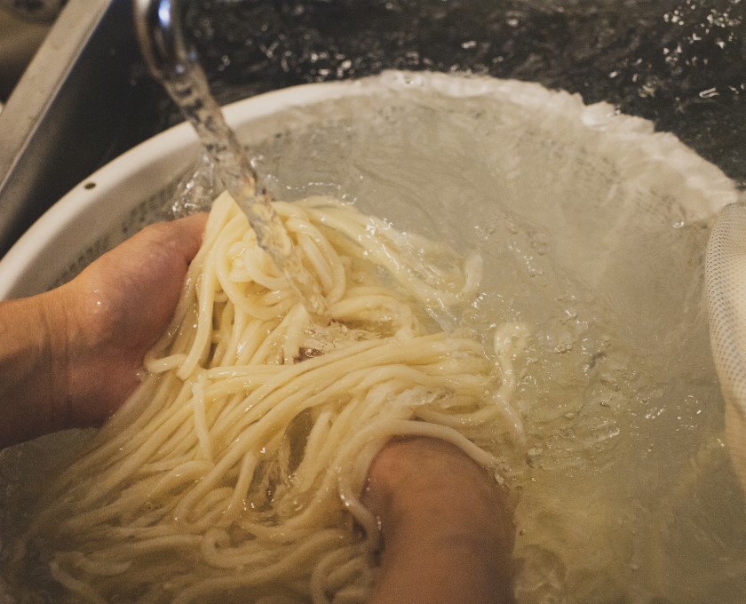 本場香川 讃岐うどんの水締め