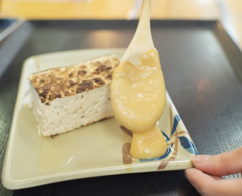 白味噌とからしを混ぜ合わせた「からし味噌」で食べるおでん