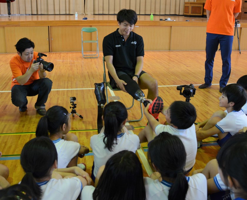 高松市のオリパラ教育プログラム ユニバーサル・ラン＜スポーツ義足体験授業＞