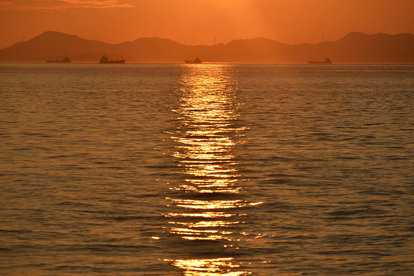クルーズ船からの瀬戸内海の夕日