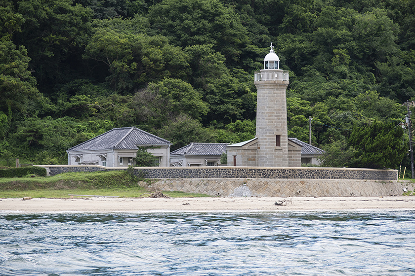 クルーズ船から見る男木島の北端に立つ、男木島灯台
