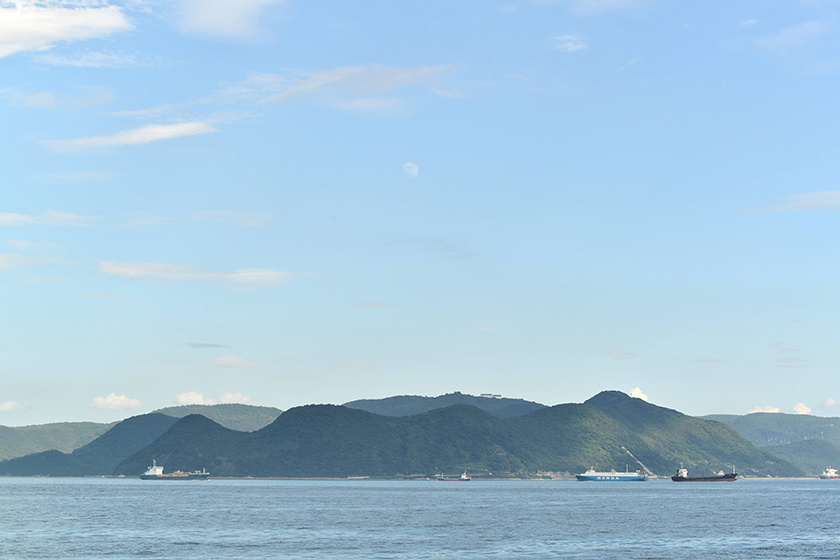 クルーズ船から見える瀬戸内海の漁船やフェリー