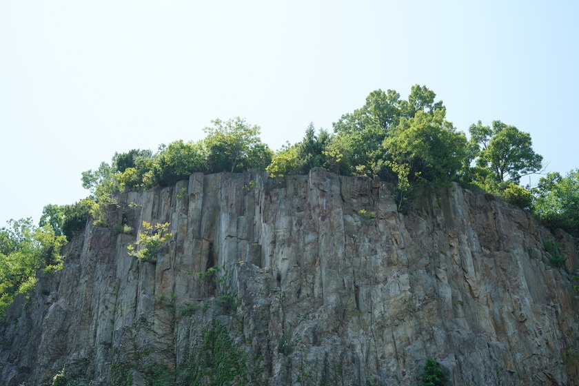 由良山の岩肌