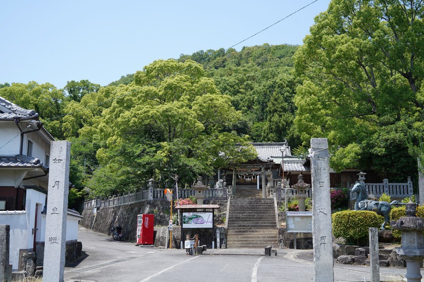由良山のふもとの清水神社