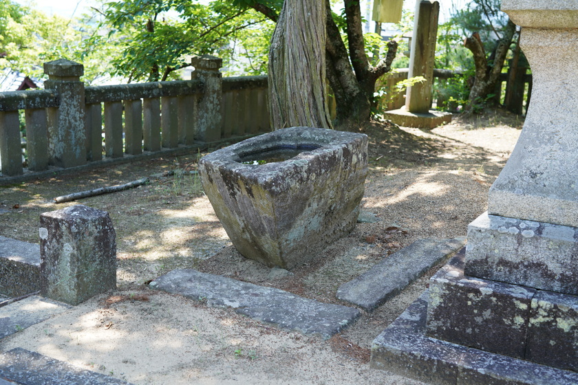 由良石の手洗石