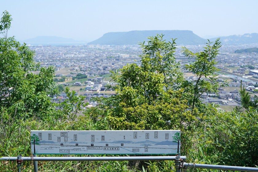 由良山山頂からの景色と眺望の案内板