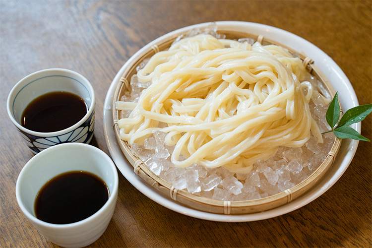 香川・高松の定番観光地に近い讃岐うどん店