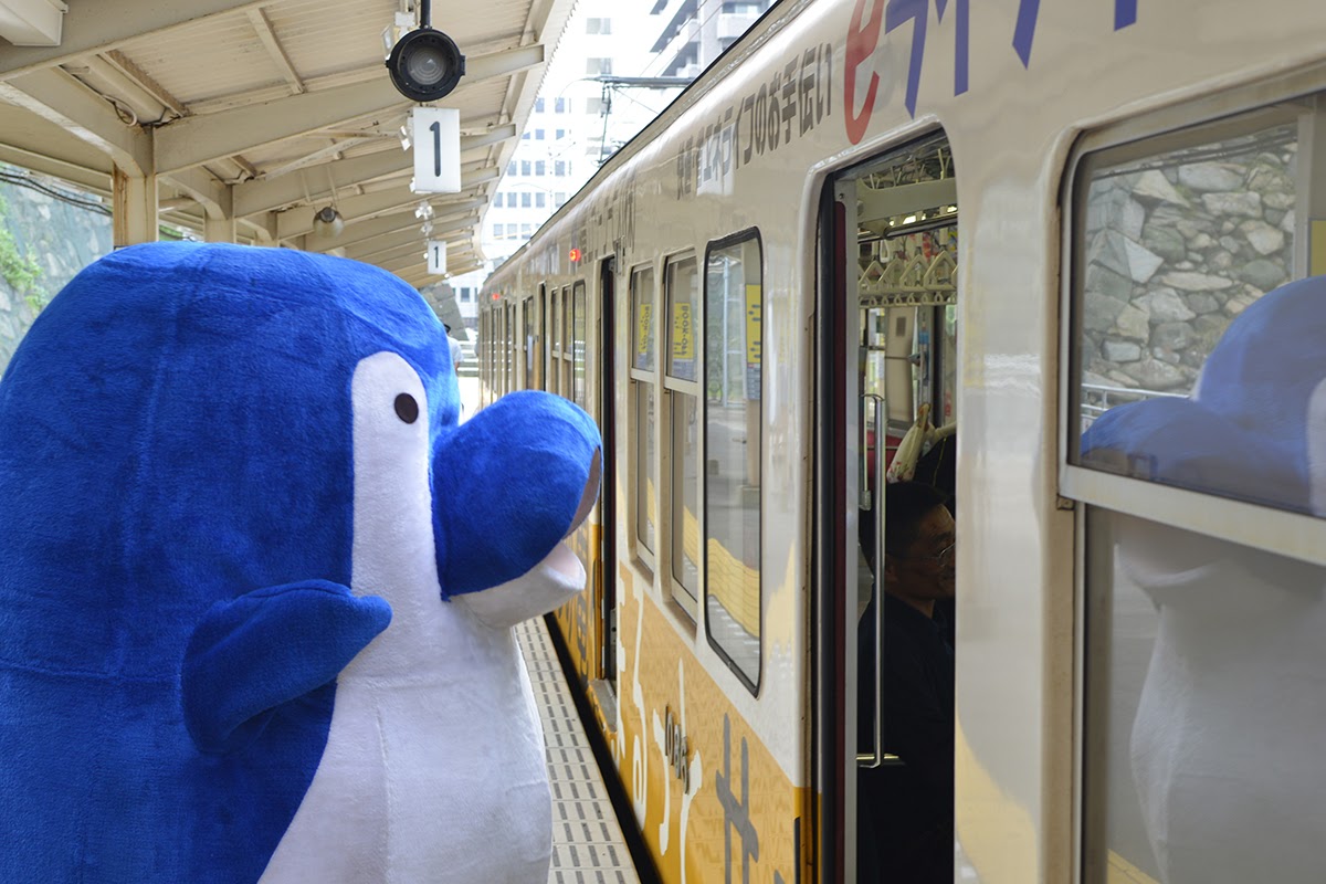 行き先を確認して電車に乗車します